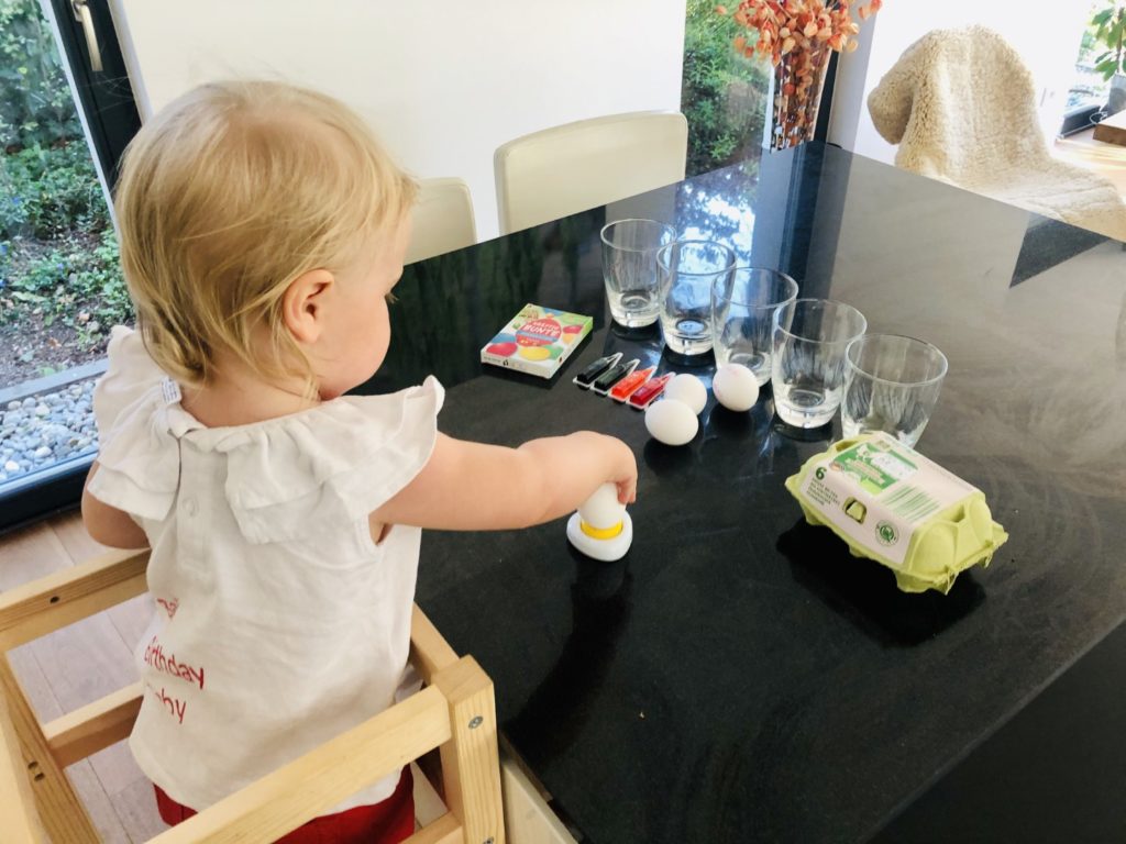 Perfekte Eier zu Ostern - Eier anstechen, damit die Luft entweichen kann