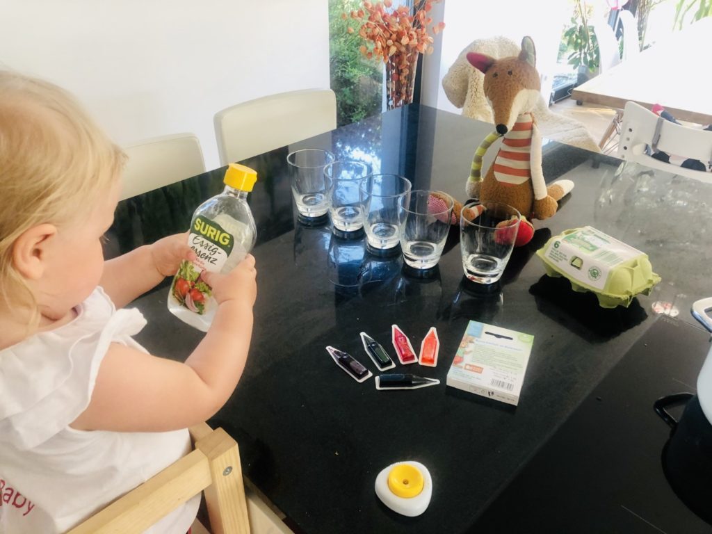 Essig für das Eierfärben zu Ostern