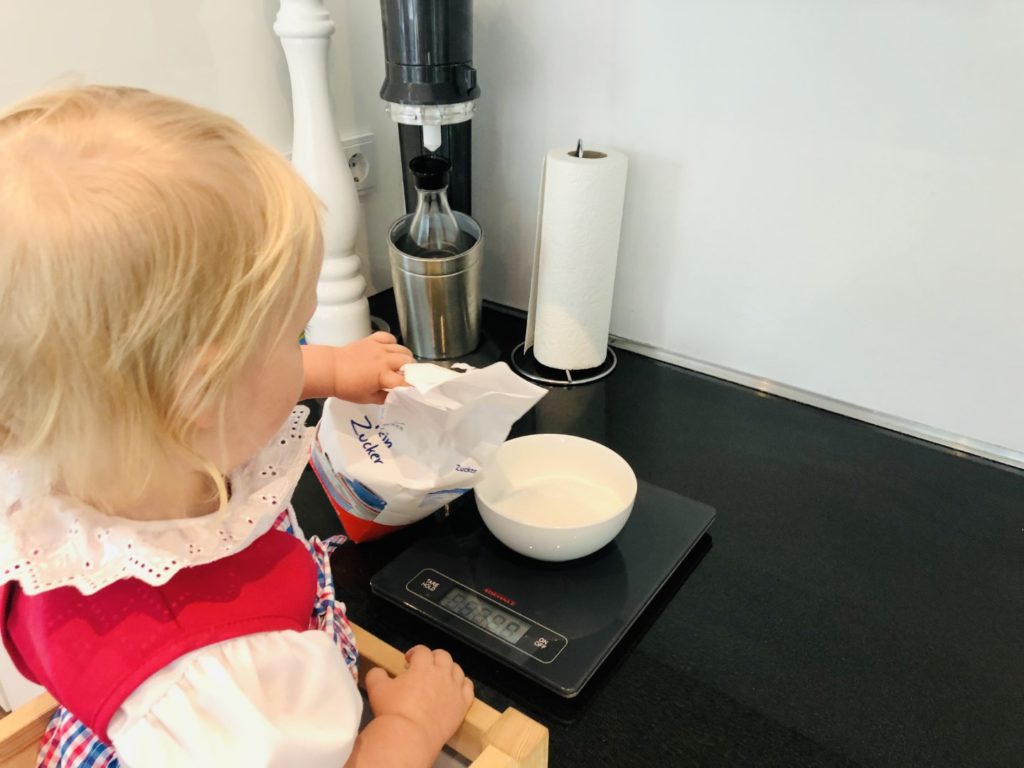 Butter und Zucker auf der digitalen Waage genau abwiegen