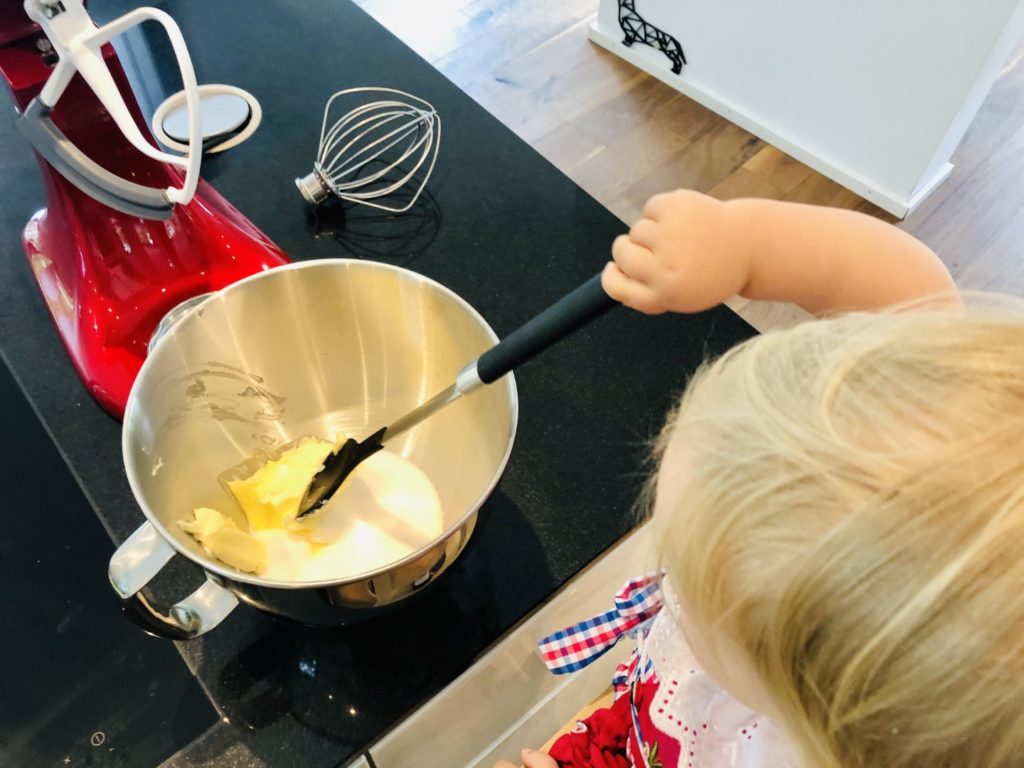 Butter und Zucker als Basis für den Teig
