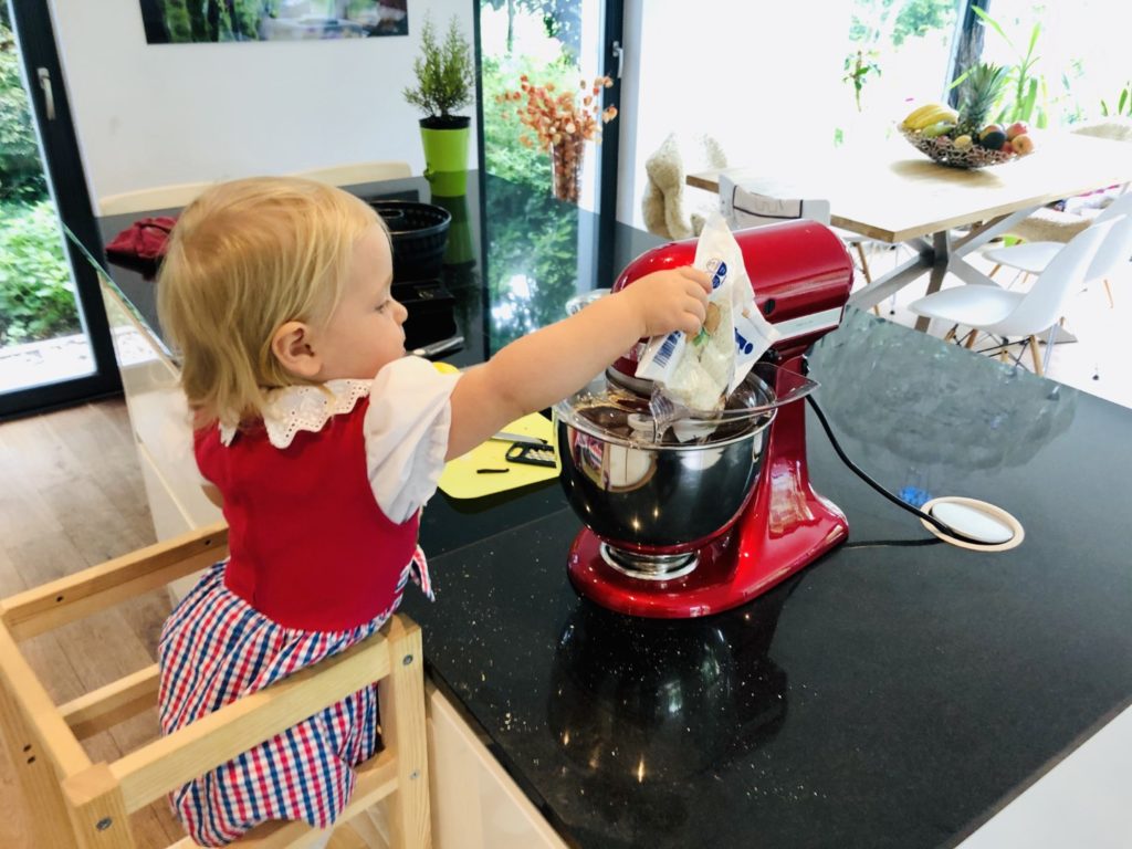 Die Mandelstückchen ab in die KitchenAid Artisan