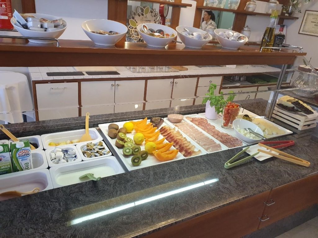 Leckeres Frühstücksbuffet im Hotel Bernacus in Malcesine am Gardasee
