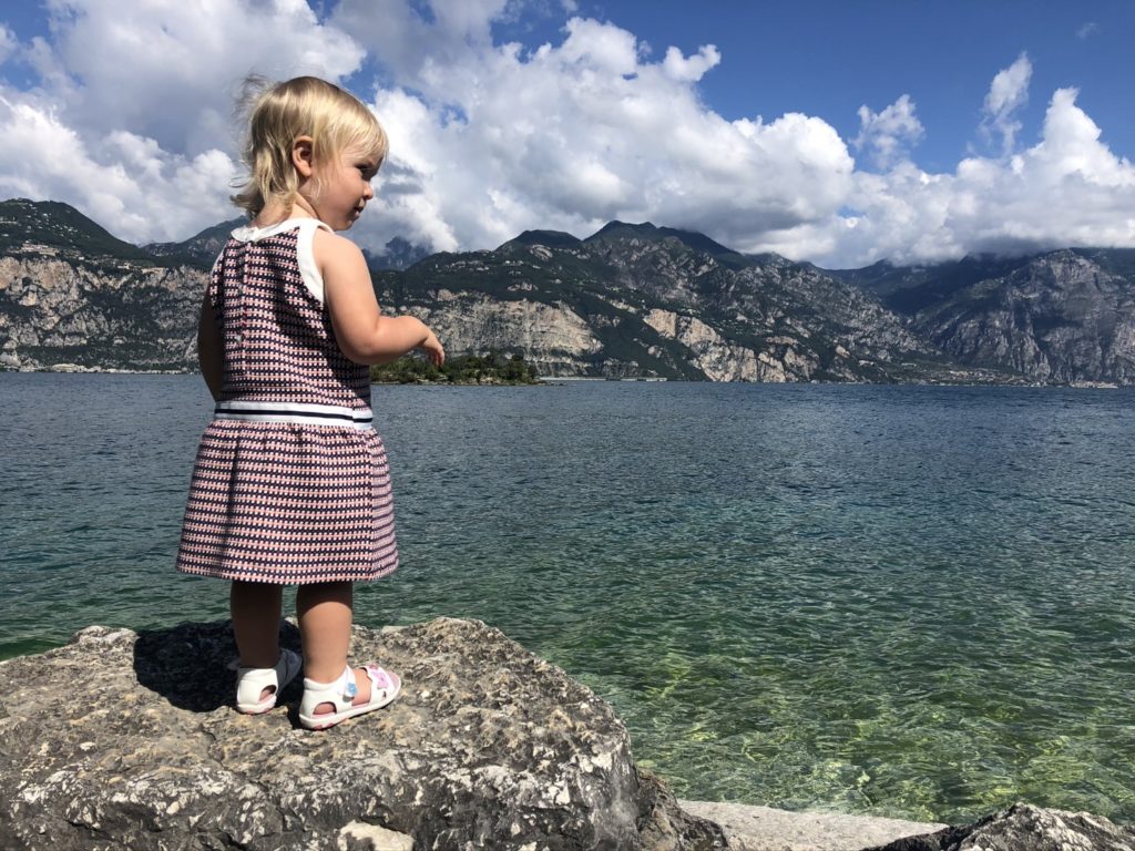 Spielen am Ufer des Gardasees