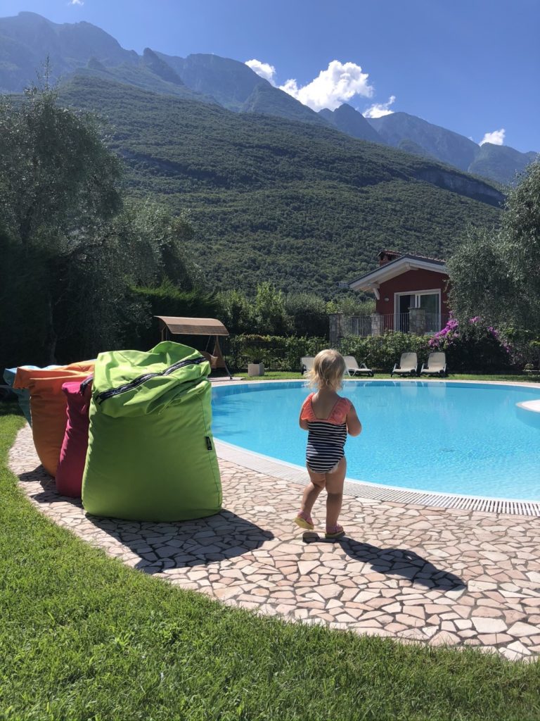 Mein Pool im Hotel mit Blick auf den Monte Baldo