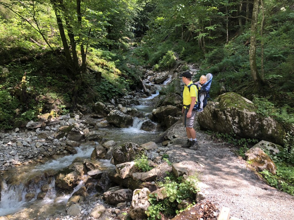 Entlang eines Wildbaches rauscht es ganz ordentlich