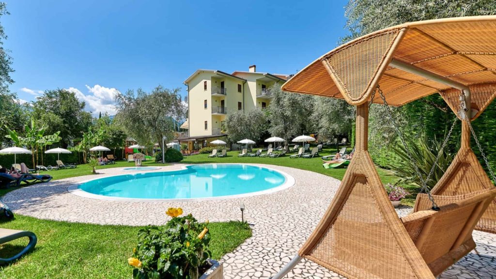 Pool und Whirlpool mit Olivenbaumgarten am Gardasee