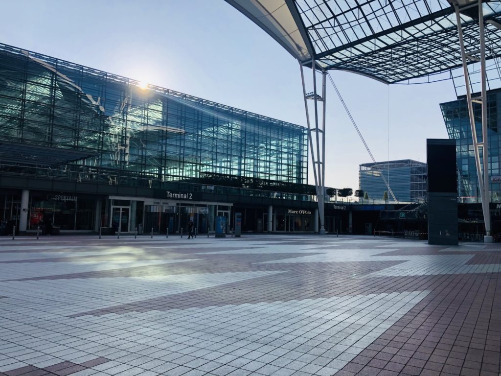 Wegen Corona: Flughafen München zur Rush Hour so gut wie leer