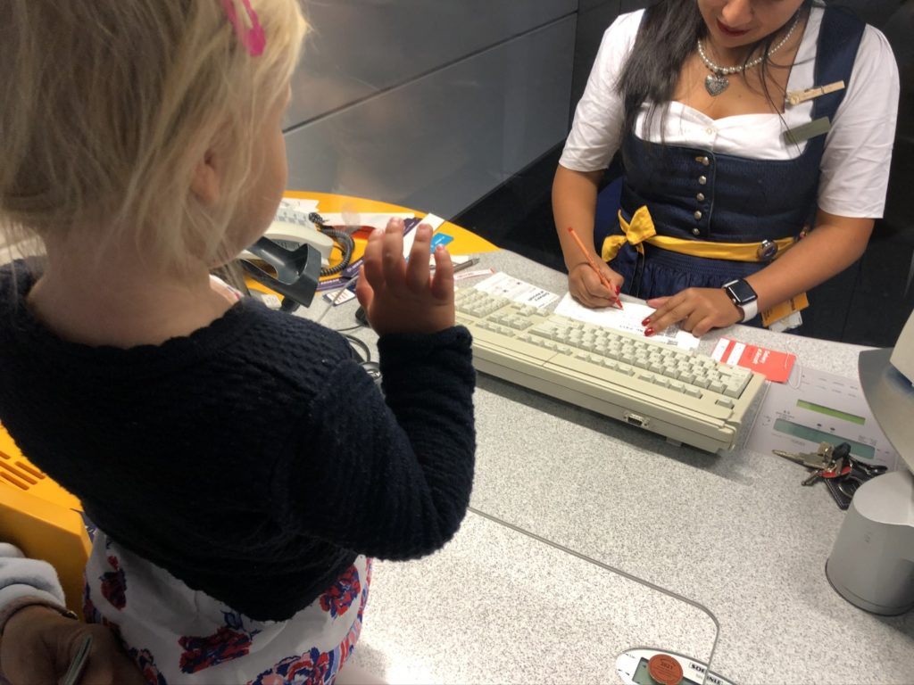 Weil eigentlich Wiesn ist, tragen die freundlichen Damen beim Check-in ein Dirndl