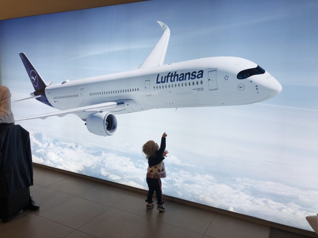 Vic on Vacation vor dem Airbus A350