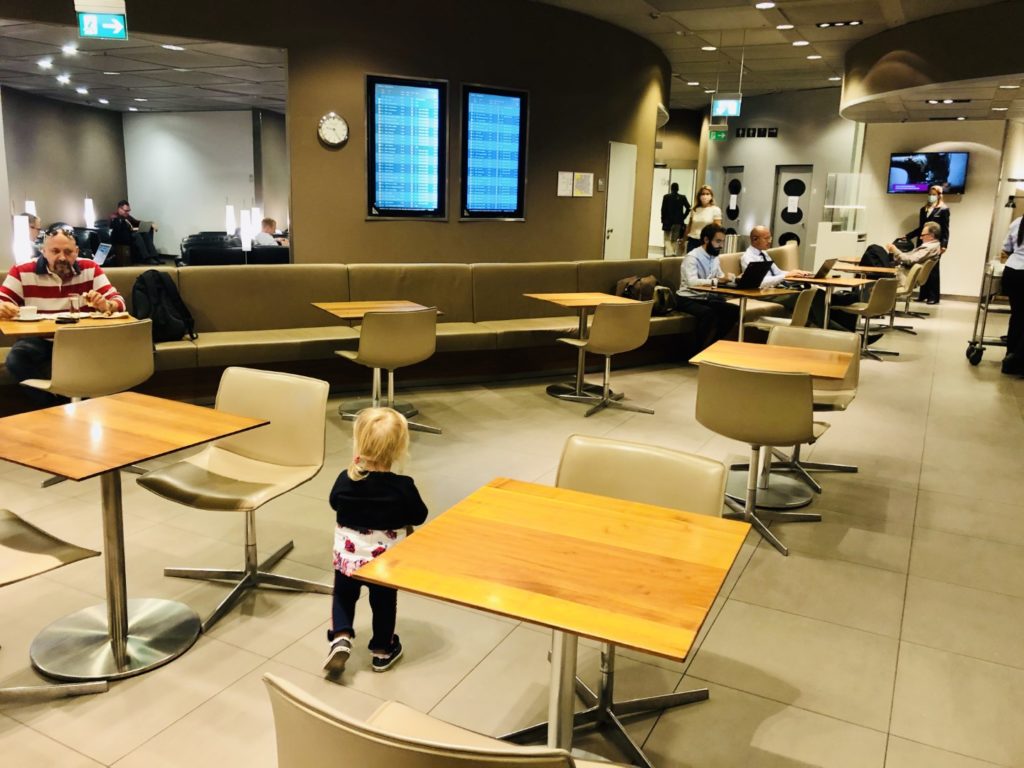 Gut gefüllte Senator Lounge