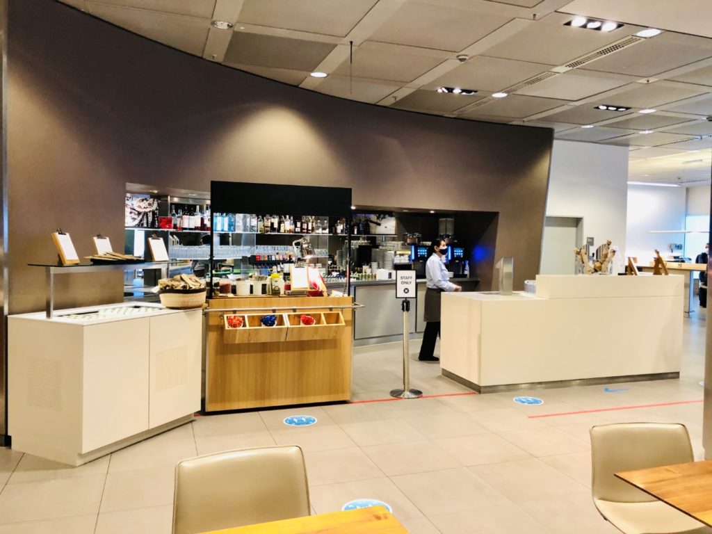 Bedienter Bar und Buffet-Bereich