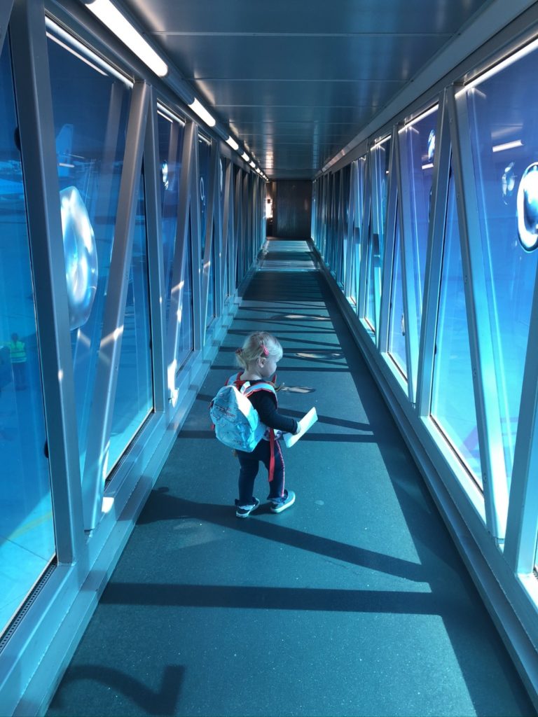Entlang der Galley ins Flugzeug ... was für ein Spaß