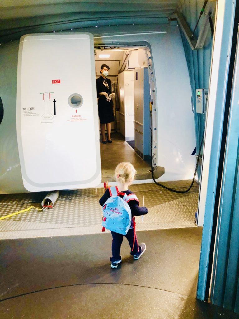 Rein in den Flieger wo mich die Stewardessen von Aegean herzlichst empfangen